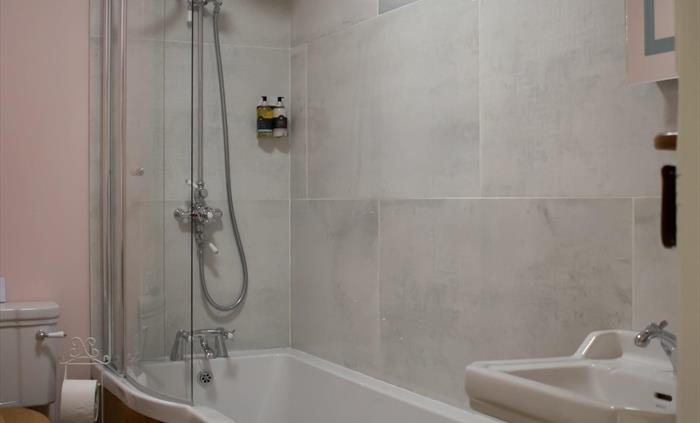 Y Fferws King/Family Bath/Shower En-Suite